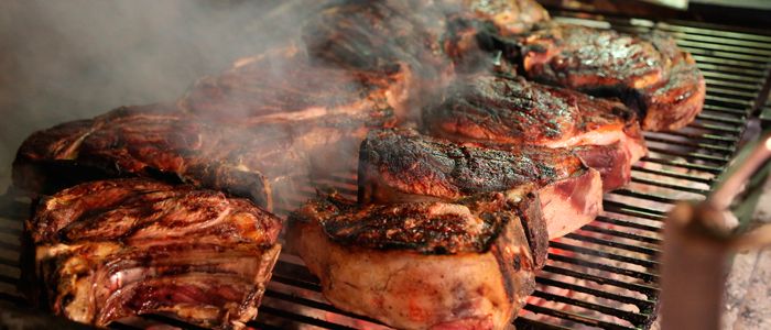 París pone la carne en el asador 