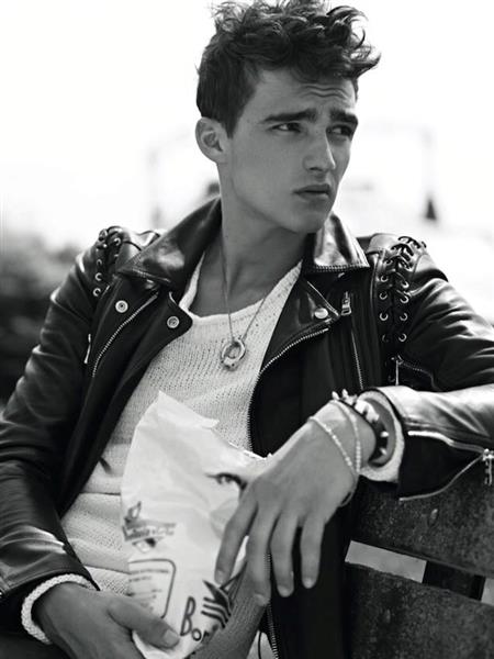 Las patatas españolas de Balmain.Una marca gallega de patatas fritas consigue colarse en la última campaña de la casa francesa.