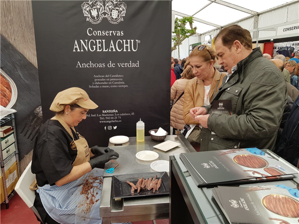 Conservas Angelachu muestra el método artesanal de elaboración de Anchoas del Cantábrico