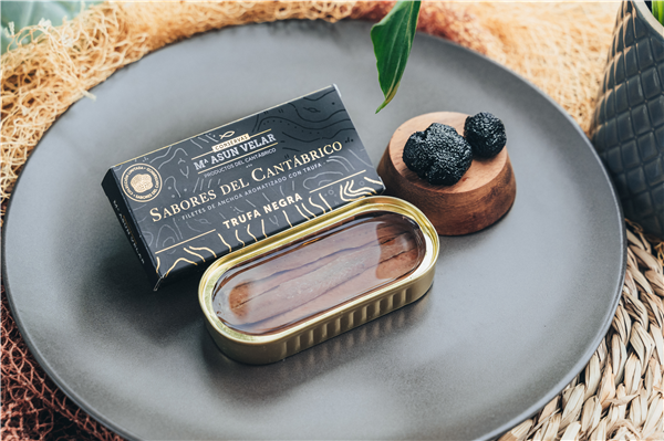  ANCHOAS DEL CANTABRICO EN ACIETE DE GIRASOL Y ACEITE DE OLIVA VIRGEN EXTRA MACERADO CON TRUFA NEGRA