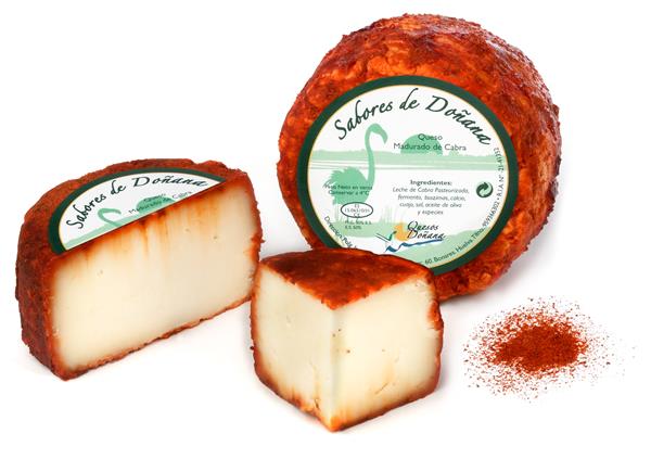 Queso Madurado mezcla curado al Pimentón, romero, finas hierbas y 5 pimientas.